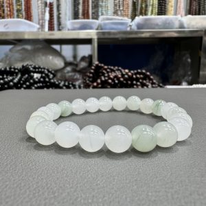 Natural green jasper bracelet 8mm in size weighing approximately 20 grams