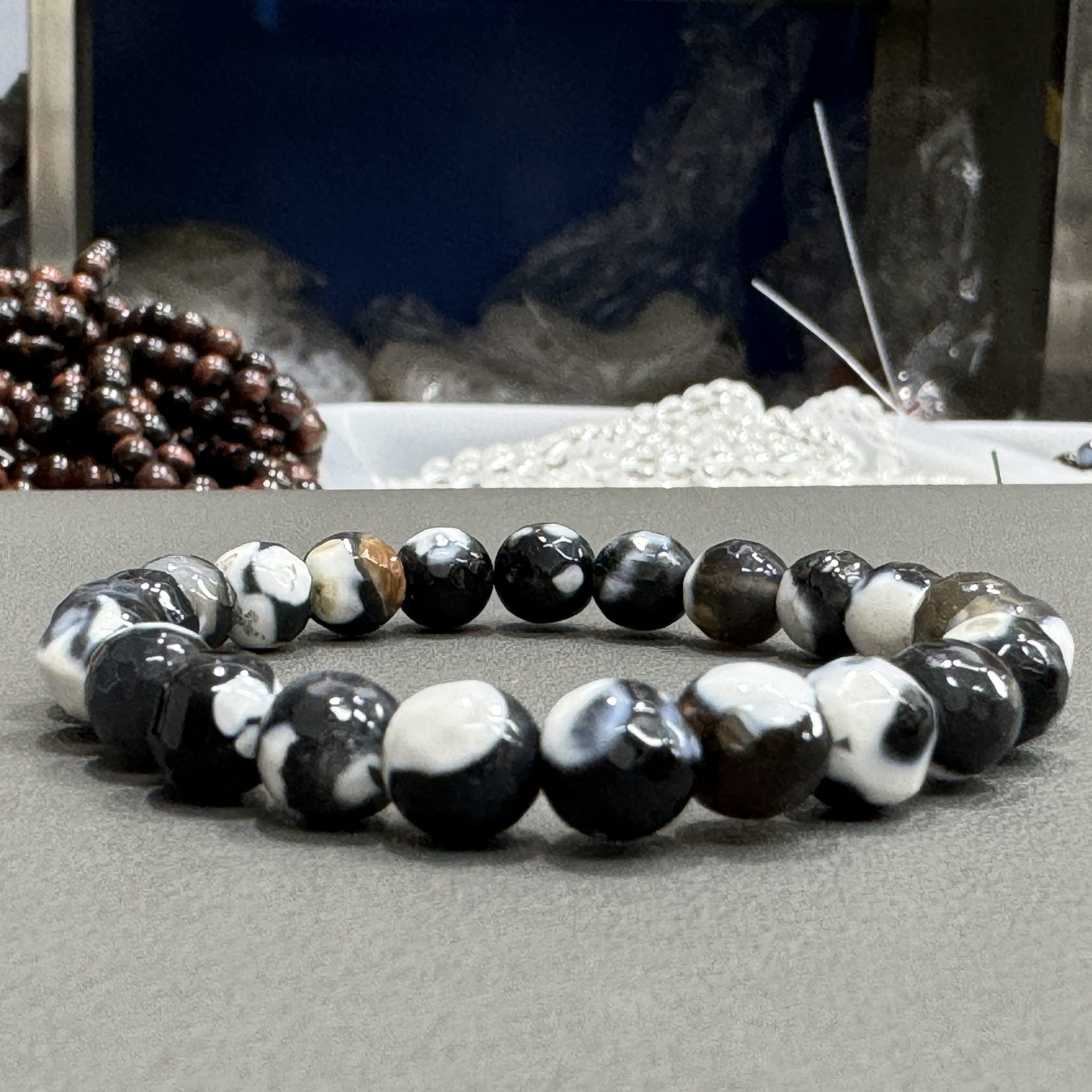 Natural orca agate bracelet 8mm in size weighing approximately 20 grams